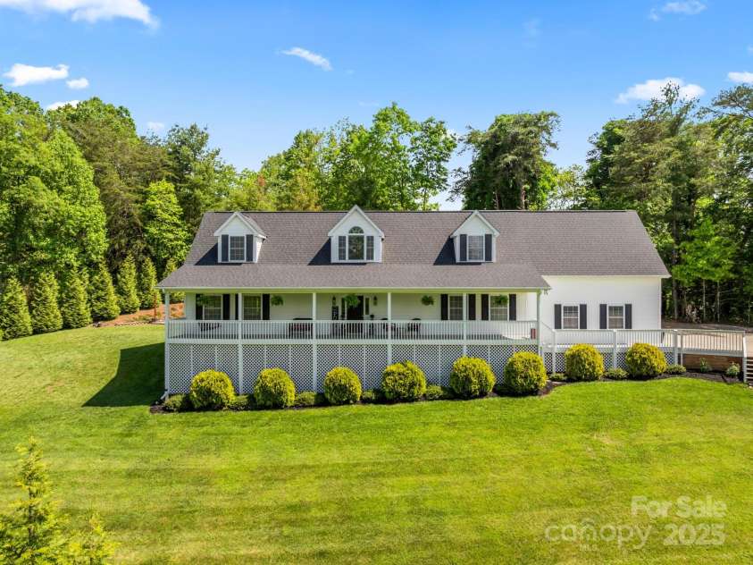 642 Bull Creek Road, Mars Hill, NC 28754.  MLS# CAR4260384, YatesRealty ID 15122. Come home to this spacious beauty with a brand new roof!