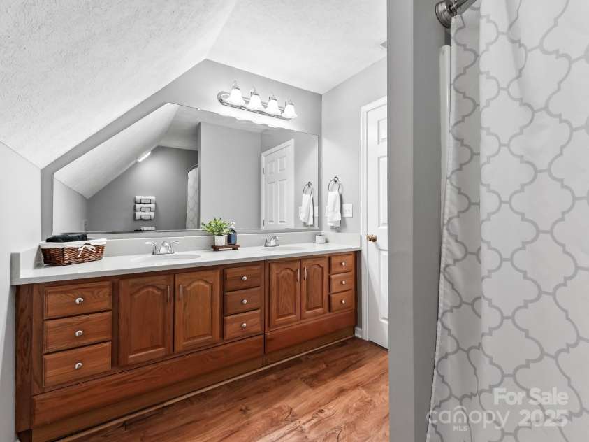 642 Bull Creek Road, Mars Hill, NC 28754.  MLS# CAR4260384, YatesRealty ID 15122. Full bathroom upstairs with shower/tub combo.