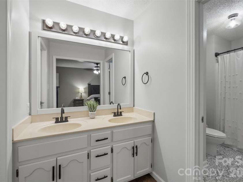 7795 Old Post Road, Denver, NC 28037.  MLS# CAR4385099, YatesRealty ID 15123. Master bath
