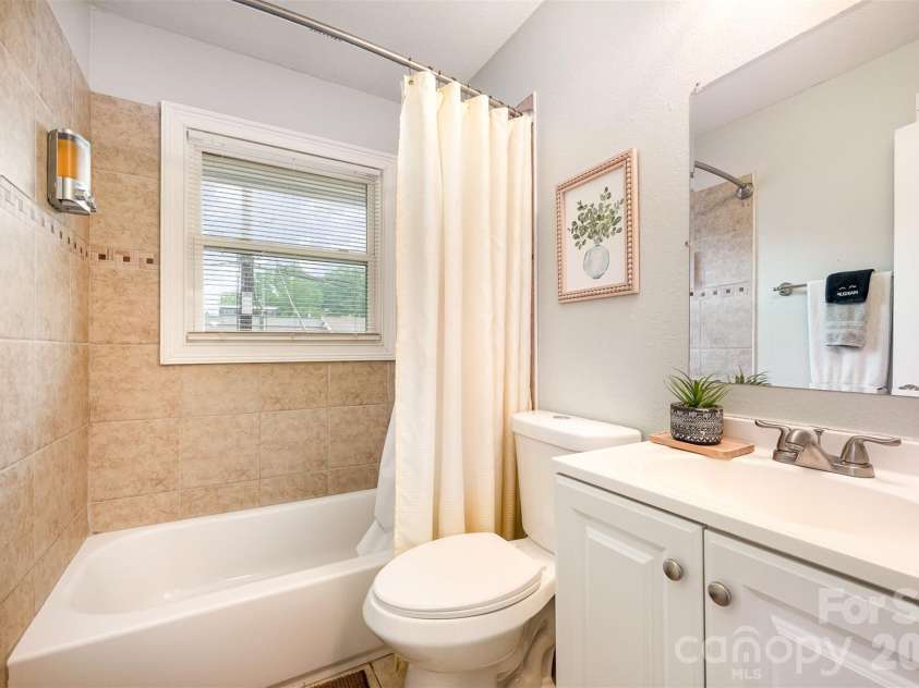 1512 Seigle Avenue, Charlotte, NC 28205.  MLS# CAR4352757, YatesRealty ID 15124. 
