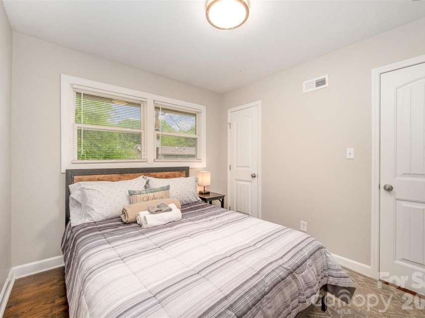 1512 Seigle Avenue, Charlotte, NC 28205.  MLS# CAR4352757, YatesRealty ID 15124. 