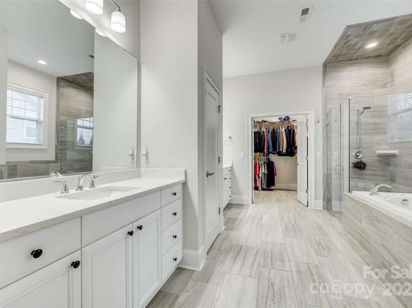 520 Crawfish Drive, Fort Mill, SC 29708.  MLS# CAR4220109, YatesRealty ID 15124. Main Level Primary Bath