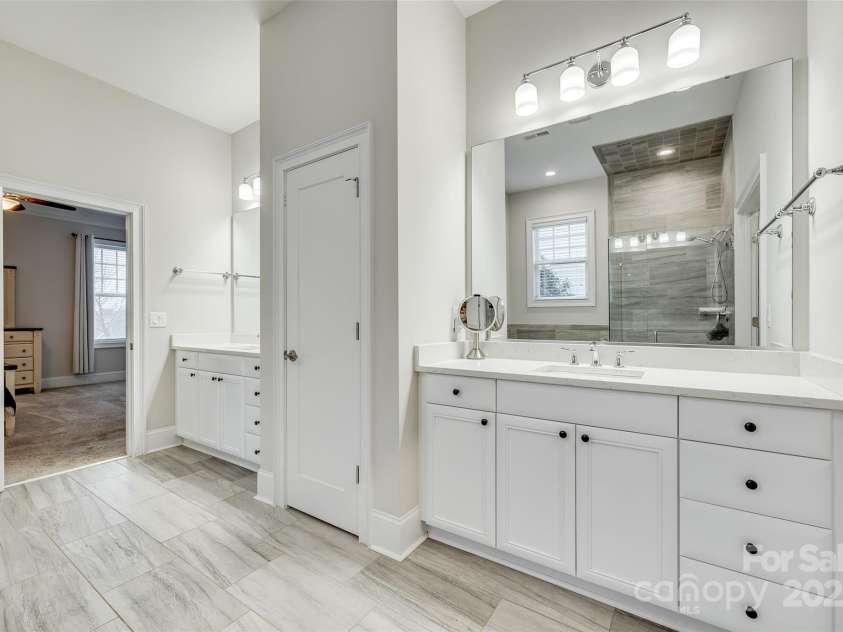 520 Crawfish Drive, Fort Mill, SC 29708.  MLS# CAR4220109, YatesRealty ID 15124. Main Level Primary Bath