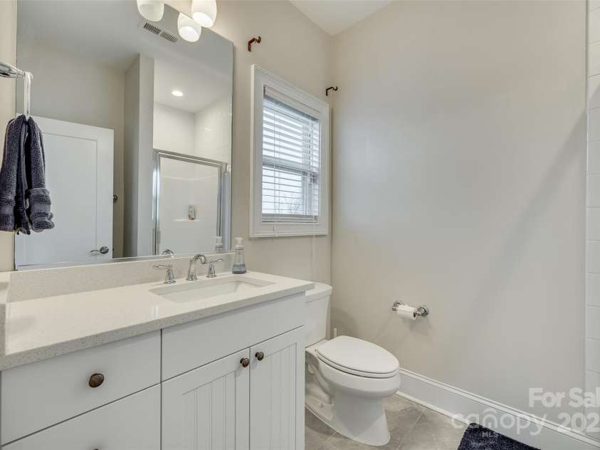 520 Crawfish Drive, Fort Mill, SC 29708.  MLS# CAR4220109, YatesRealty ID 15124. Upper Level Full Bath