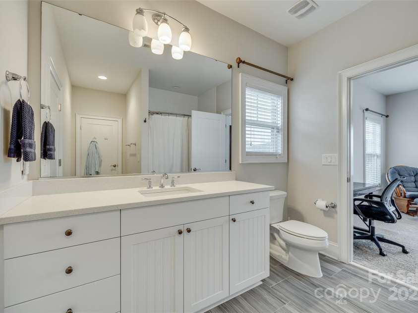520 Crawfish Drive, Fort Mill, SC 29708.  MLS# CAR4220109, YatesRealty ID 15124. Upper Level Full Bath