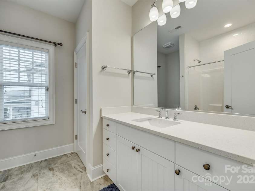 520 Crawfish Drive, Fort Mill, SC 29708.  MLS# CAR4220109, YatesRealty ID 15124. Upper Level Full Bath