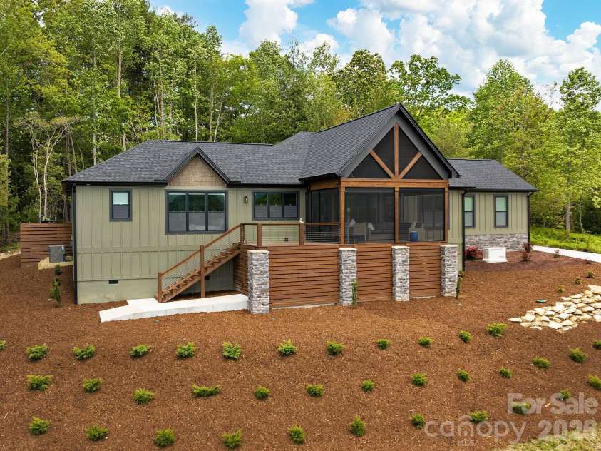 636 Crystal Heights Drive, Hendersonville, NC 28739.  MLS# CAR4356052, YatesRealty ID 15126. 