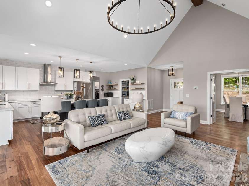 636 Crystal Heights Drive, Hendersonville, NC 28739.  MLS# CAR4356052, YatesRealty ID 15126. 