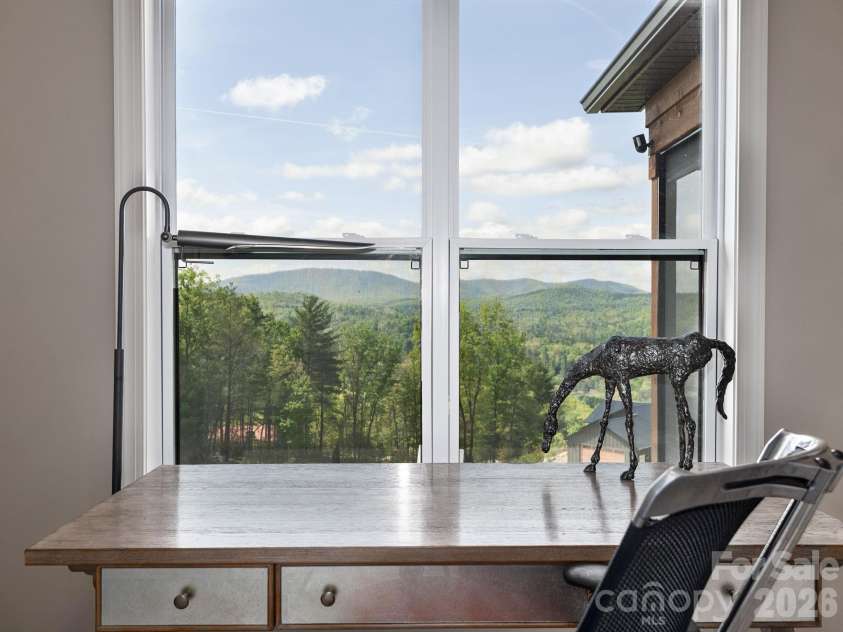 636 Crystal Heights Drive, Hendersonville, NC 28739.  MLS# CAR4356052, YatesRealty ID 15126. 