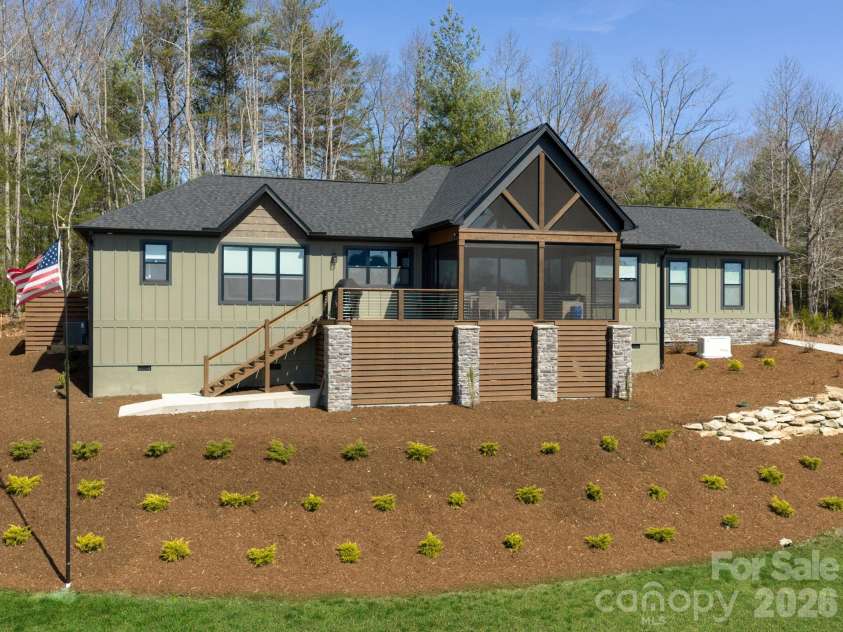636 Crystal Heights Drive, Hendersonville, NC 28739.  MLS# CAR4356052, YatesRealty ID 15126. 