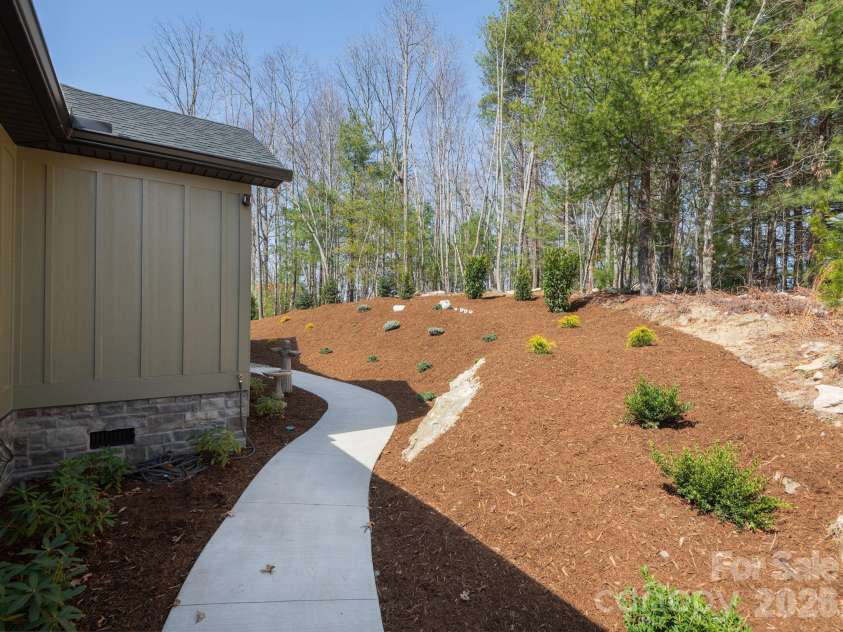 636 Crystal Heights Drive, Hendersonville, NC 28739.  MLS# CAR4356052, YatesRealty ID 15126. 