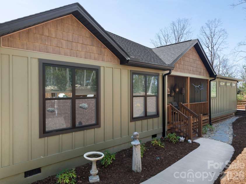 636 Crystal Heights Drive, Hendersonville, NC 28739.  MLS# CAR4356052, YatesRealty ID 15126. 