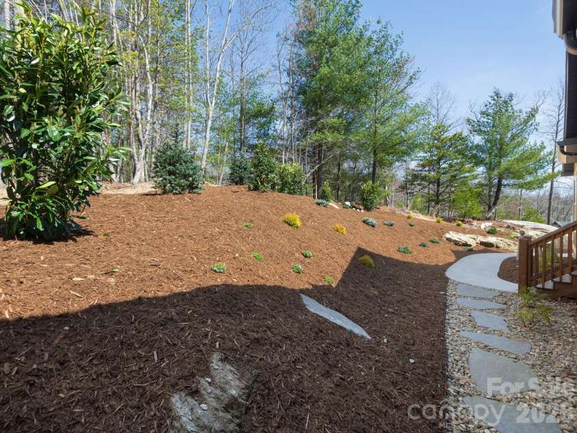 636 Crystal Heights Drive, Hendersonville, NC 28739.  MLS# CAR4356052, YatesRealty ID 15126. 