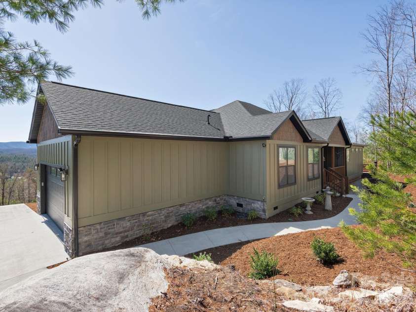 636 Crystal Heights Drive, Hendersonville, NC 28739.  MLS# CAR4356052, YatesRealty ID 15126. 