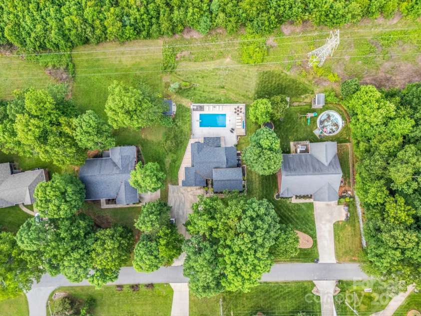 208 Wellington Drive, Lincolnton, NC 28092.  MLS# CAR4252739, YatesRealty ID 15128. 