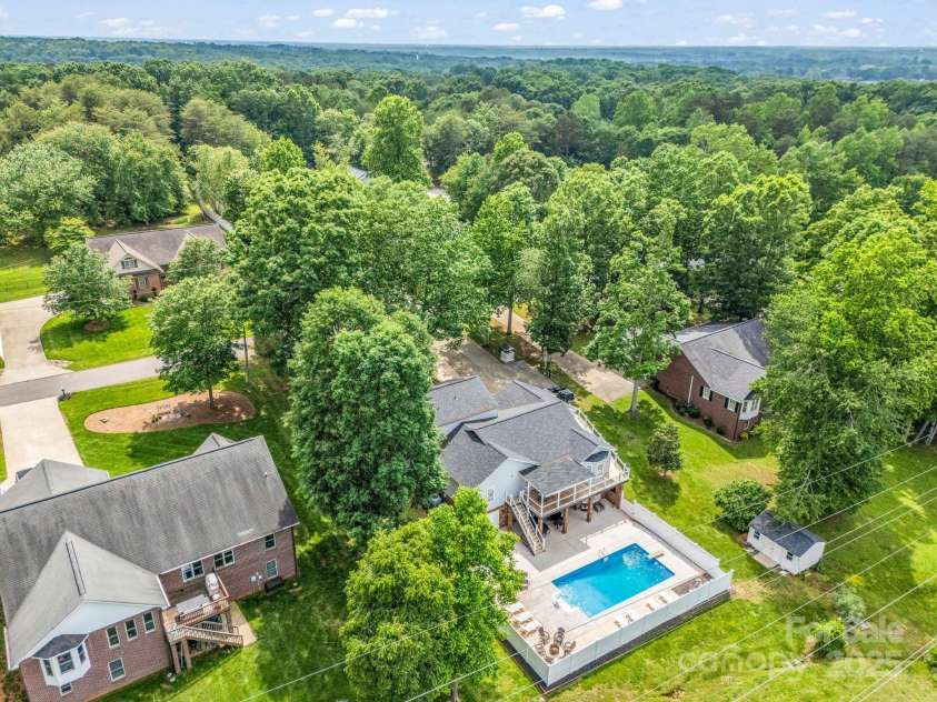 208 Wellington Drive, Lincolnton, NC 28092.  MLS# CAR4252739, YatesRealty ID 15128. 