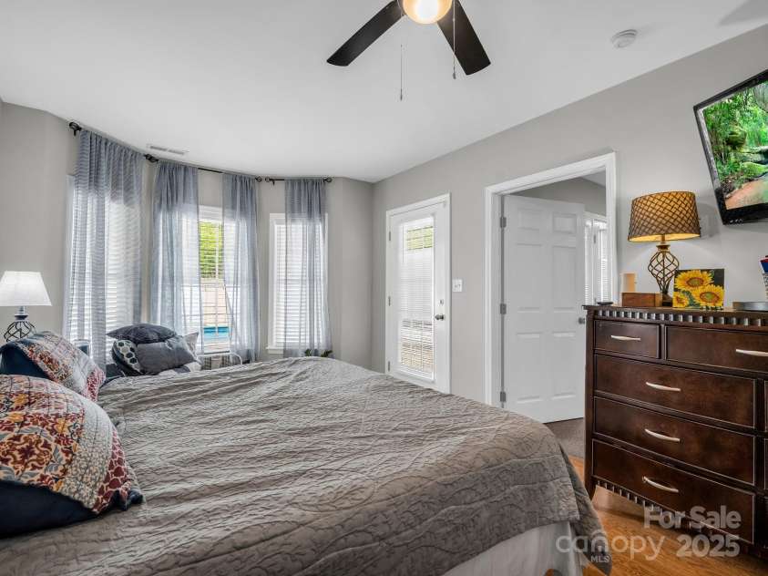 208 Wellington Drive, Lincolnton, NC 28092.  MLS# CAR4252739, YatesRealty ID 15128. BR 6 basement