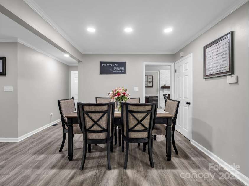 208 Wellington Drive, Lincolnton, NC 28092.  MLS# CAR4252739, YatesRealty ID 15128. Breakfast area