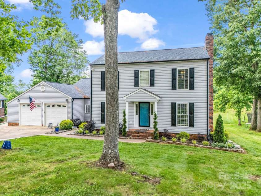 208 Wellington Drive, Lincolnton, NC 28092.  MLS# CAR4252739, YatesRealty ID 15128. Front