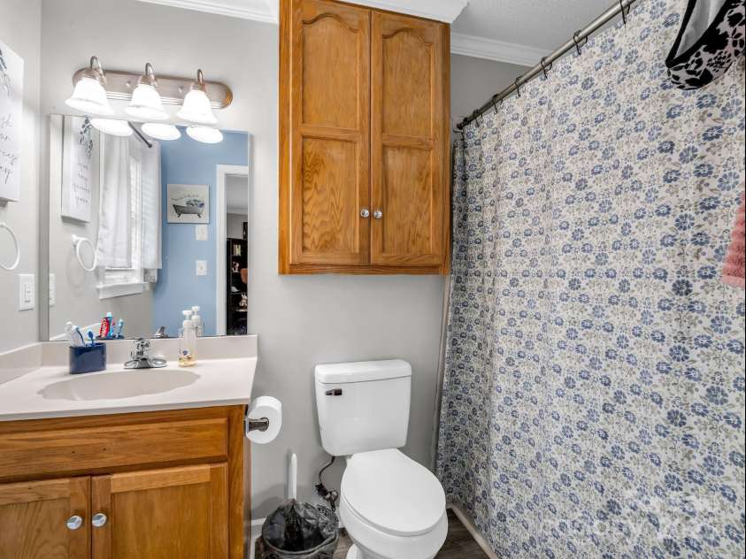 208 Wellington Drive, Lincolnton, NC 28092.  MLS# CAR4252739, YatesRealty ID 15128. Full bath for office/BR2