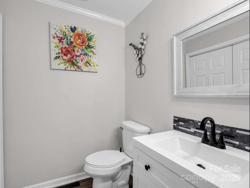 208 Wellington Drive, Lincolnton, NC 28092.  MLS# CAR4252739, YatesRealty ID 15128. Half bath on main