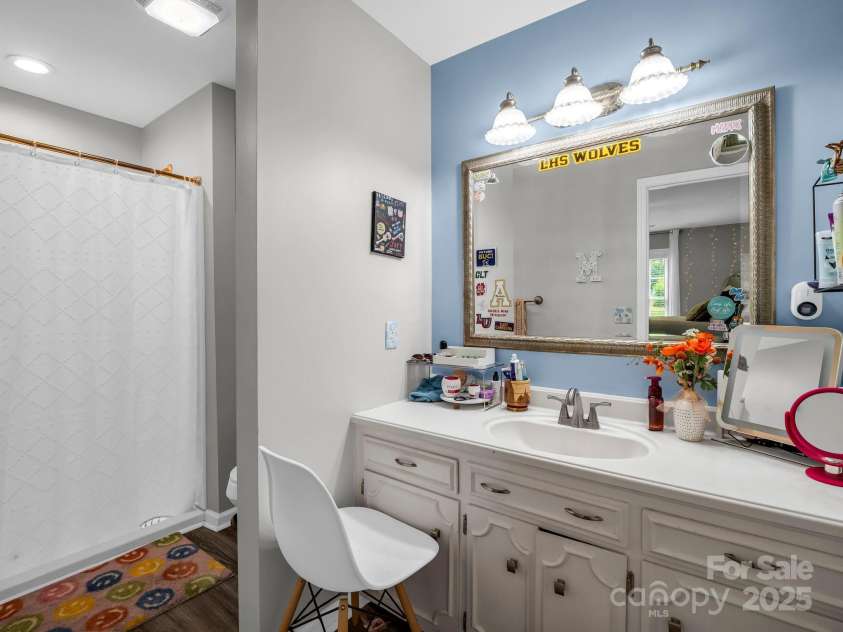 208 Wellington Drive, Lincolnton, NC 28092.  MLS# CAR4252739, YatesRealty ID 15128. Primary bathroom upstairs