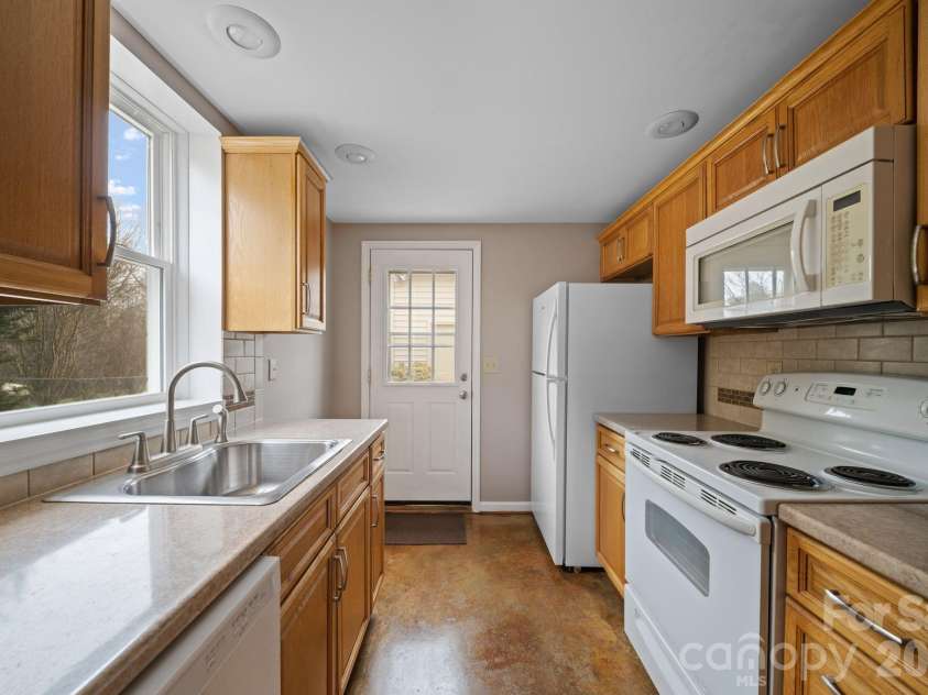 26 Cedar Hill Road, Asheville, NC 28806.  MLS# CAR4357706, YatesRealty ID 15128. Lower level kitchen.