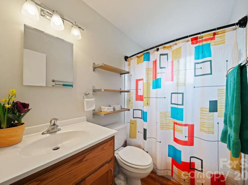 26 Cedar Hill Road, Asheville, NC 28806.  MLS# CAR4357706, YatesRealty ID 15128. Main level full bathroom.