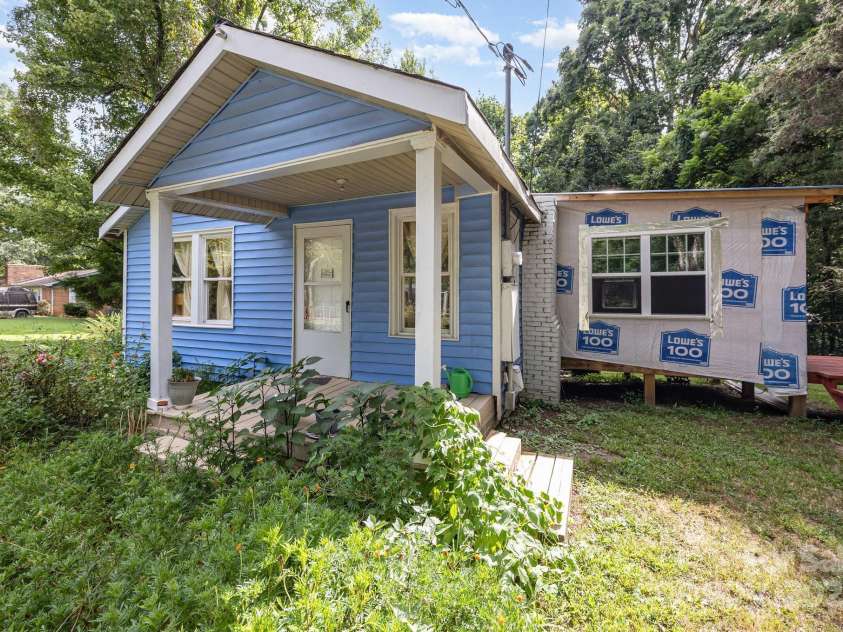 1110 Wall Street, Statesville, NC 28677.  MLS# CAR4286494, YatesRealty ID 1513. 