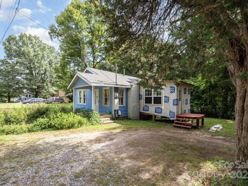 1110 Wall Street, Statesville, NC 28677.  MLS# CAR4286494, YatesRealty ID 1513. 