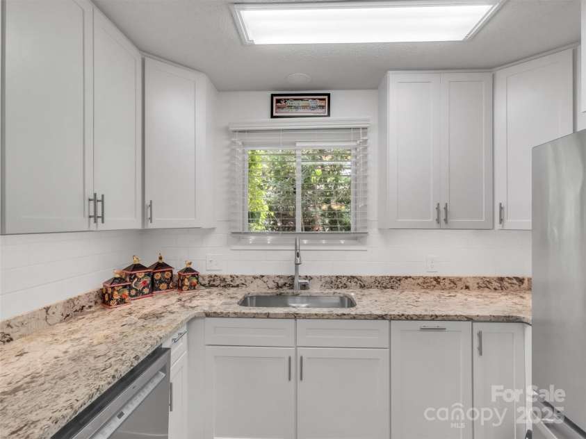 87 Willow Road, Waynesville, NC 28786.  MLS# CAR4297999, YatesRealty ID 1513. Gorgeous Granite