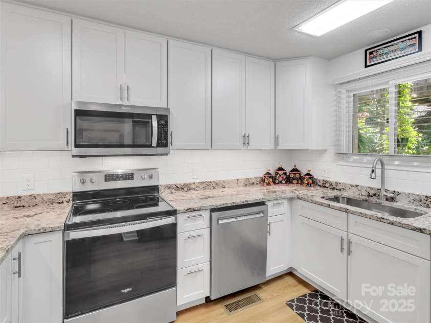 87 Willow Road, Waynesville, NC 28786.  MLS# CAR4297999, YatesRealty ID 1513. Newly Remodeled Kitchen
