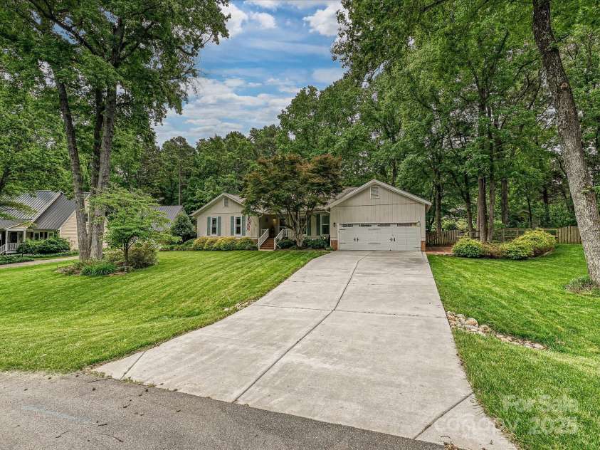 2911 Butter Churn Lane, Matthews, NC 28105.  MLS# CAR4260813, YatesRealty ID 15130. 