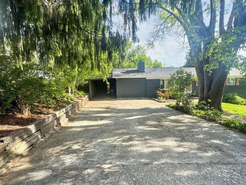 28 Pine Lane, Asheville, NC 28806.  MLS# CAR4317891, YatesRealty ID 15133. 