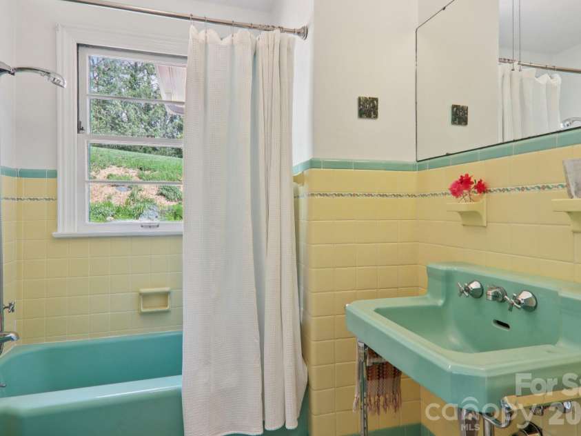 80 Sunset Drive, Marshall, NC 28753.  MLS# CAR4362986, YatesRealty ID 15134. 