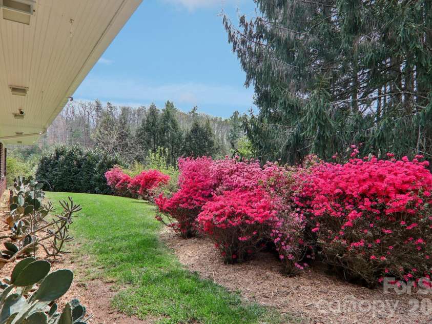 80 Sunset Drive, Marshall, NC 28753.  MLS# CAR4362986, YatesRealty ID 15134. 