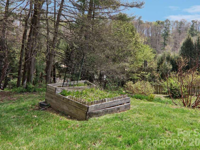 80 Sunset Drive, Marshall, NC 28753.  MLS# CAR4362986, YatesRealty ID 15134. 