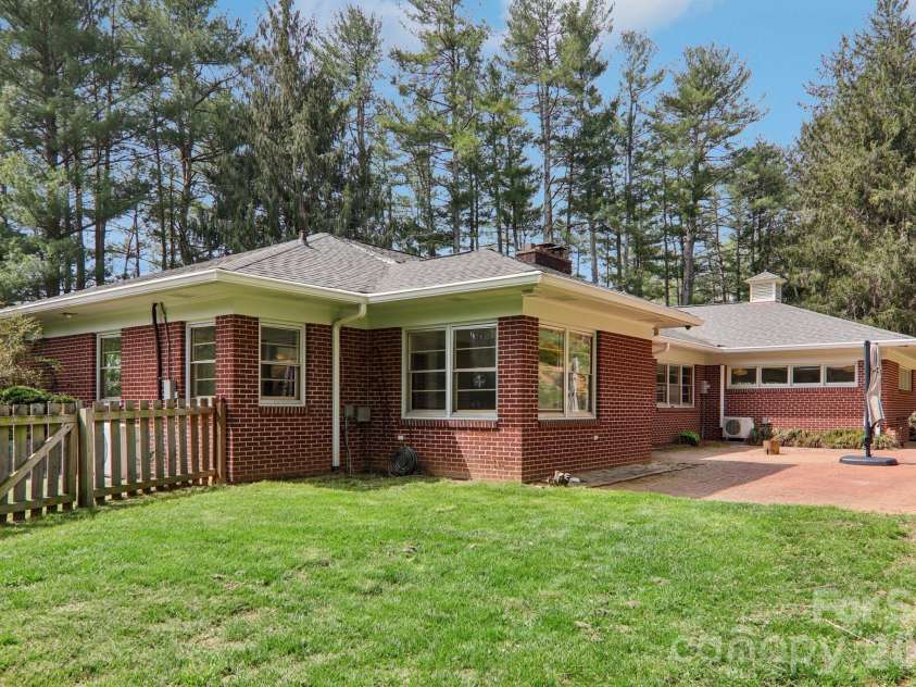 80 Sunset Drive, Marshall, NC 28753.  MLS# CAR4362986, YatesRealty ID 15134. 