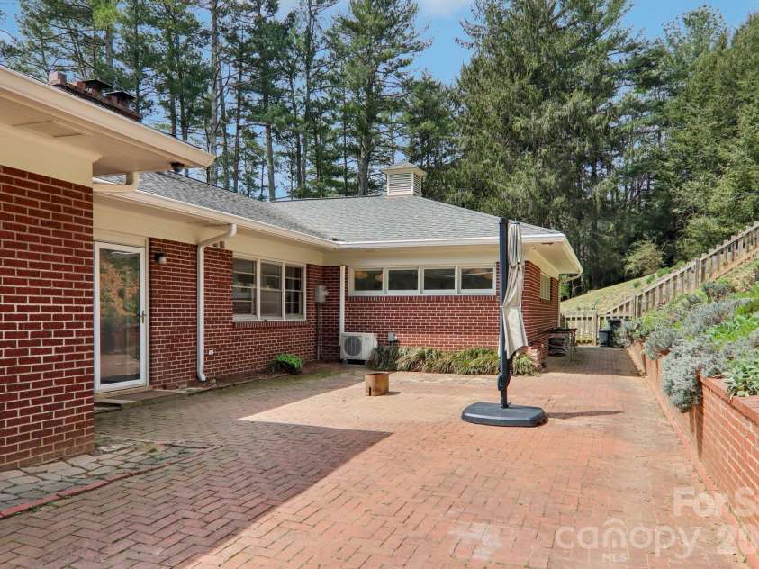 80 Sunset Drive, Marshall, NC 28753.  MLS# CAR4362986, YatesRealty ID 15134. 