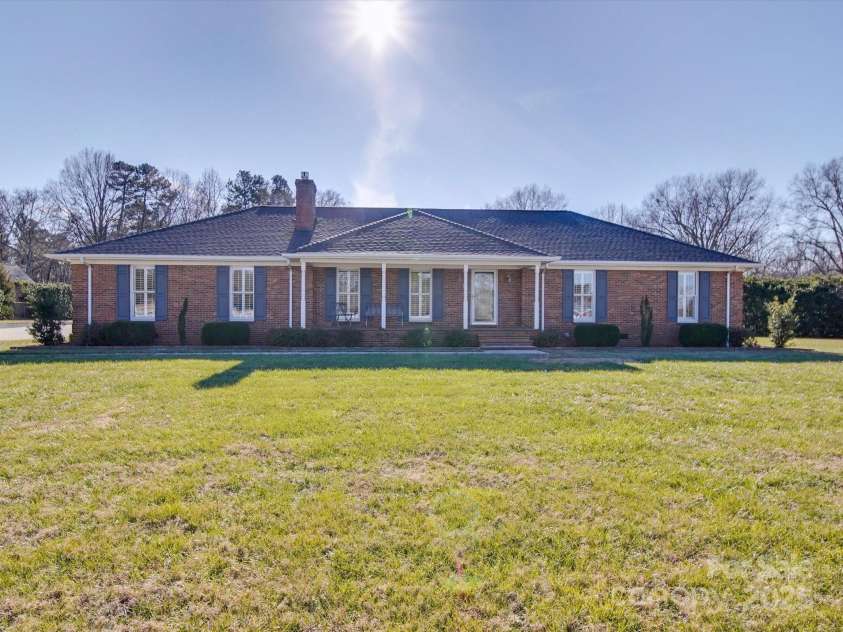 7169 Pleasant Grove Road, Charlotte, NC 28216.  MLS# CAR4214208, YatesRealty ID 15135. 3 bedroom 2.5 baths. Plantation shutters