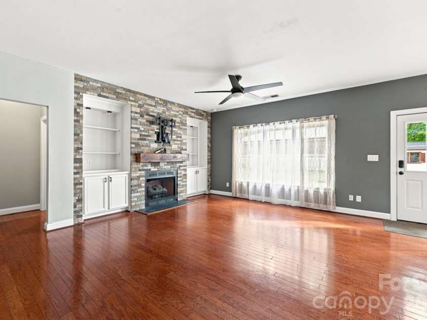 8821 Hambright Road, Huntersville, NC 28078.  MLS# CAR4356404, YatesRealty ID 15137. 