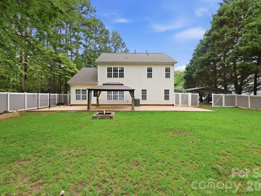 8821 Hambright Road, Huntersville, NC 28078.  MLS# CAR4356404, YatesRealty ID 15137. 