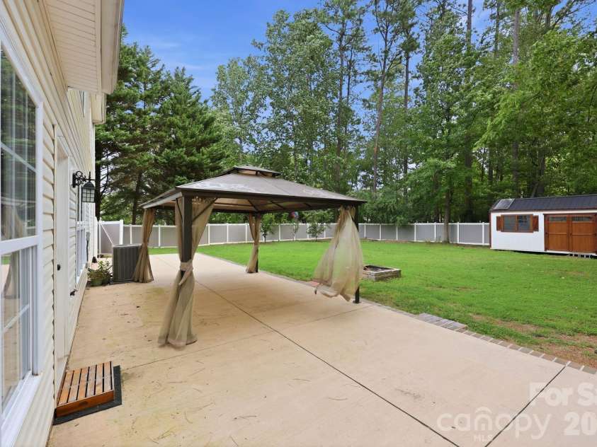8821 Hambright Road, Huntersville, NC 28078.  MLS# CAR4356404, YatesRealty ID 15137. 