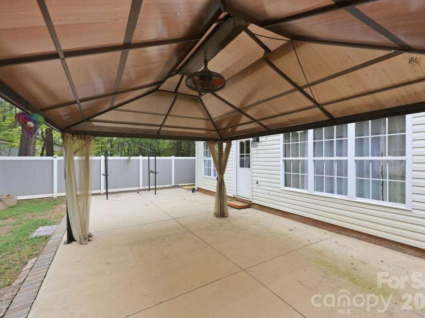 8821 Hambright Road, Huntersville, NC 28078.  MLS# CAR4356404, YatesRealty ID 15137. 