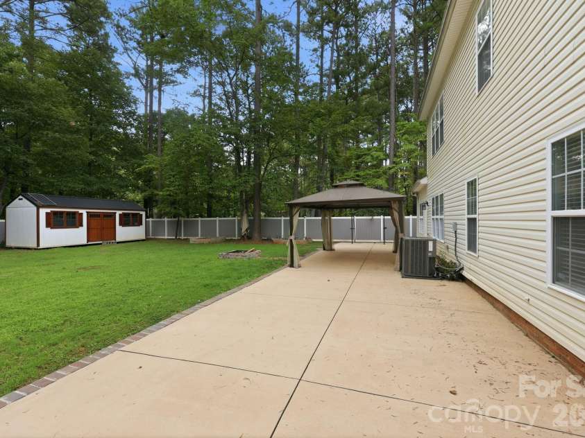 8821 Hambright Road, Huntersville, NC 28078.  MLS# CAR4356404, YatesRealty ID 15137. 