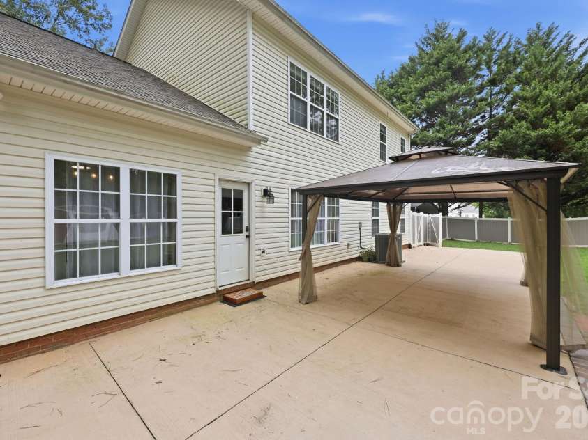 8821 Hambright Road, Huntersville, NC 28078.  MLS# CAR4356404, YatesRealty ID 15137. 