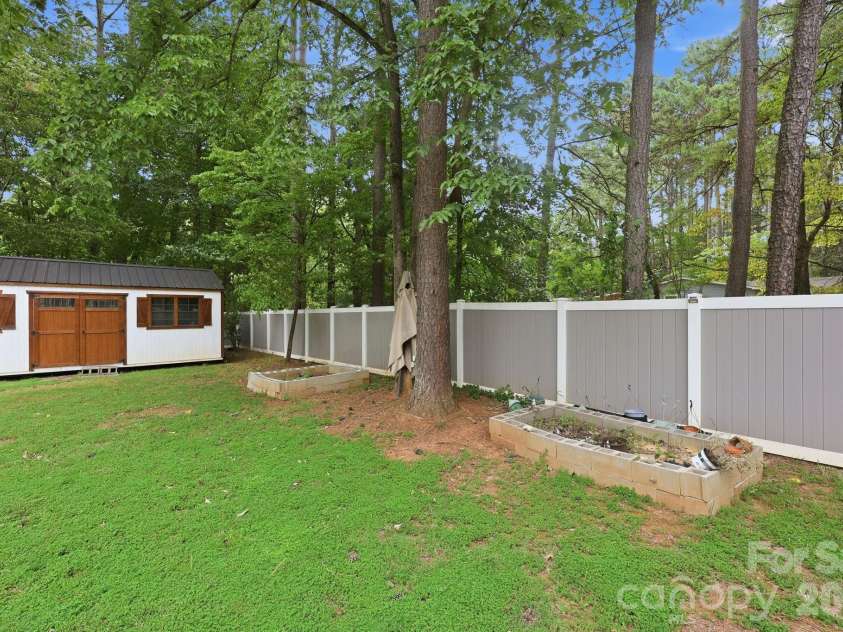 8821 Hambright Road, Huntersville, NC 28078.  MLS# CAR4356404, YatesRealty ID 15137. 