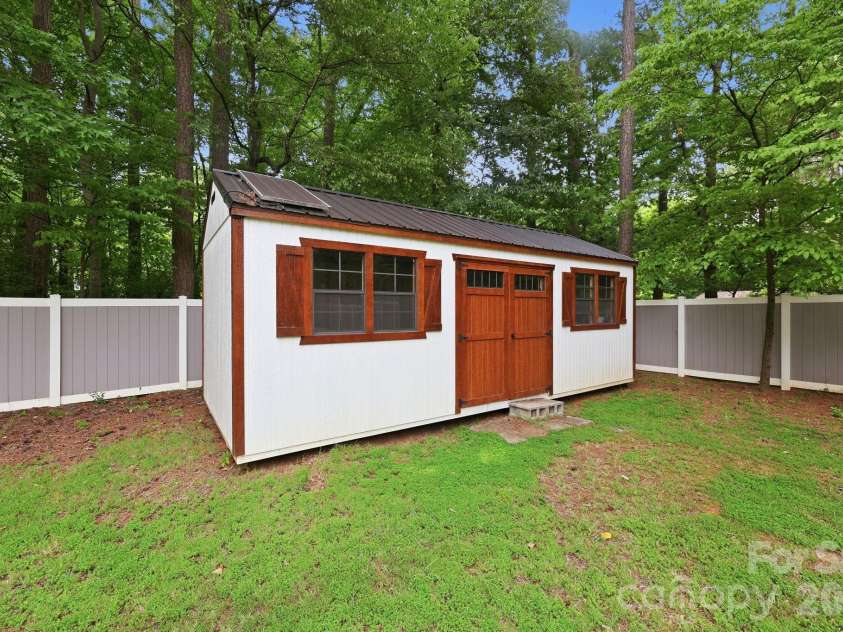 8821 Hambright Road, Huntersville, NC 28078.  MLS# CAR4356404, YatesRealty ID 15137. 