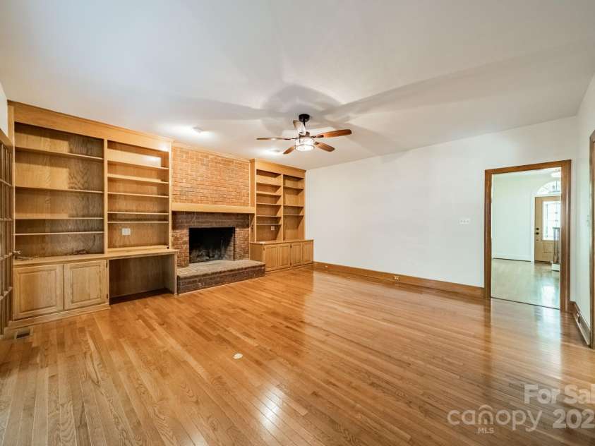 5232 Silchester Lane, Charlotte, NC 28215.  MLS# CAR4240756, YatesRealty ID 15138. 