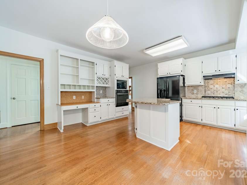 5232 Silchester Lane, Charlotte, NC 28215.  MLS# CAR4240756, YatesRealty ID 15138. Kitchen